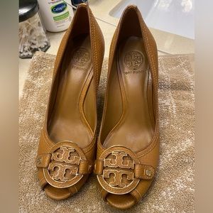 Tory Burch AMANDA Logo Wedge in Camel light brown